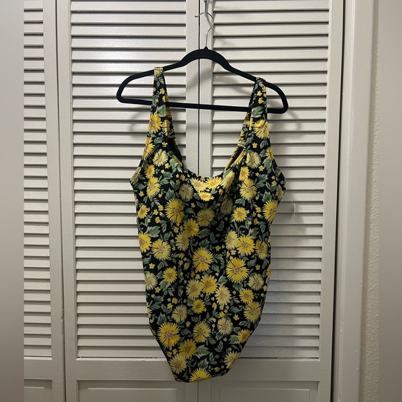 Old Navy Square Neck French Cut One Piece Swimsuit in Daisy Print - Picture 3 of 6